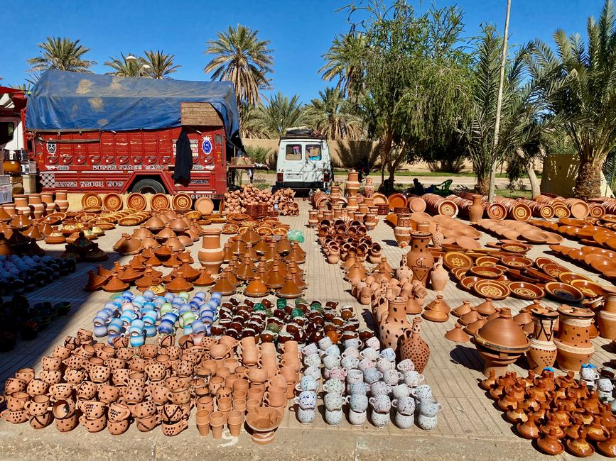 ...there are tajine pots (similar to our Romertopf) in abundance