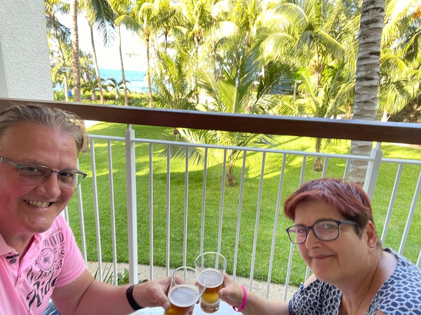 Cerveza de bienvenida con vista al mar