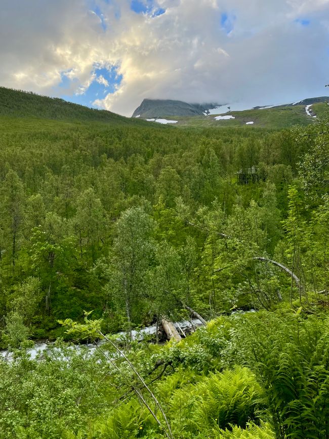 Da ist der bewölkte Gipfel des Tromsdaltinden