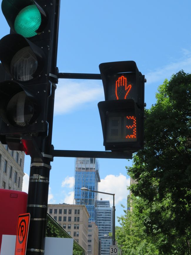 Confusing traffic light - still "green" for 3 seconds