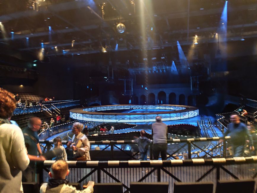 Starlight Express in Bochum - wonderful!! I had my peace in the warmed car and my owner had so much fun!! Afterwards, we had food at the beach bar by the canal (Haus Hölter in Castrop Rauxel). And my owner is as always very caring!🤩