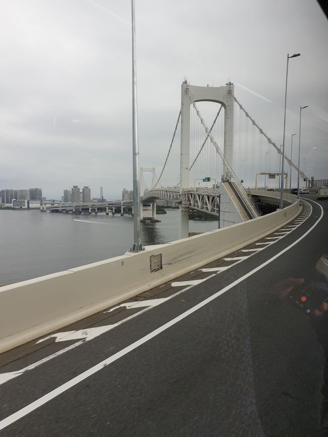 Über die gute Brücke gehts übers Wasser und dann unters Wasser