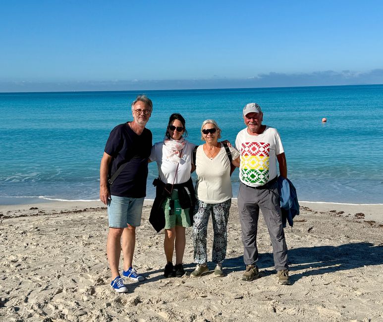 Martin, Angelika, Icke und ich (von rechts) erlebten am Strand vor Vada erholsame Tage.