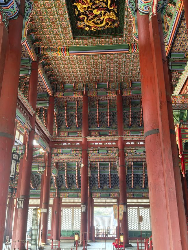 Un palais au milieu de la grande ville
