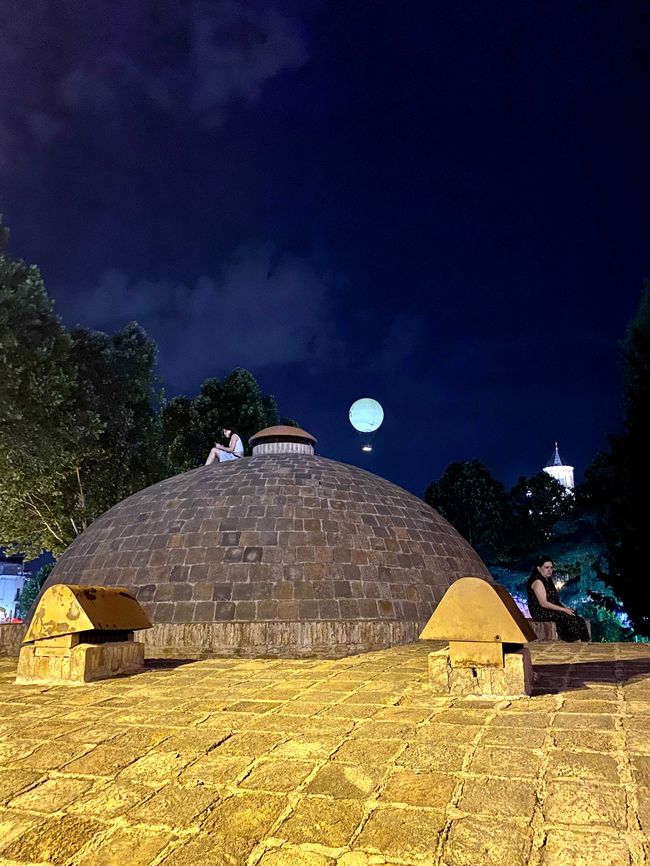 Quartiere delle terme di notte - i caldi tetti a cupola invitano a sostare
