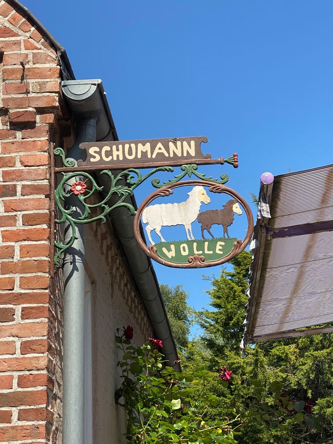In Esens hatte auch der Wollladen ein tolles Schild