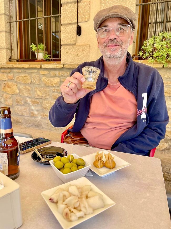Olives, calamar, un mot du chef et avec ça une bière et un Cortado – c'est comme ça qu'on vit ...