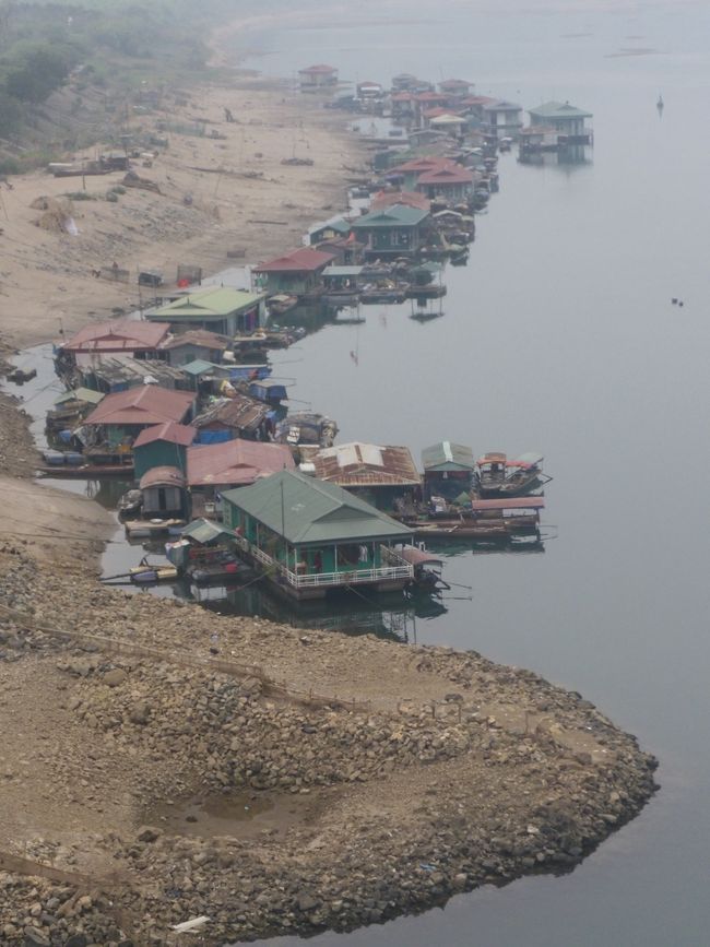 Plus grands que les maisons flottantes normales