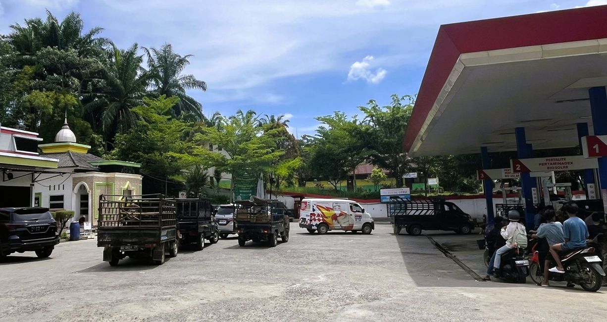 Provincia de Aceh, estación de servicio con mezquita