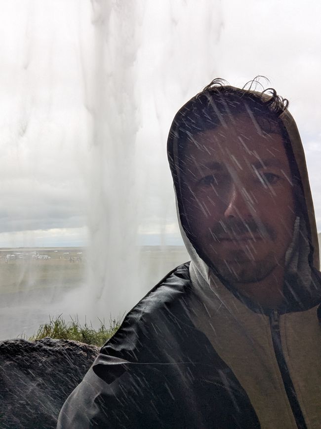 Hinter dem Wasserfall Seljalandsfoss