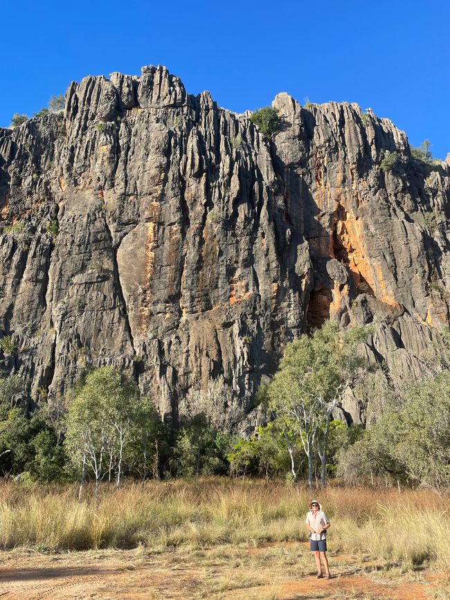 En se promenant au crépuscule à la Windjana Gorge