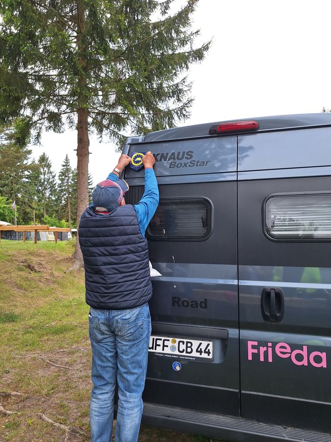 Ein neuer Camper wird beklebt