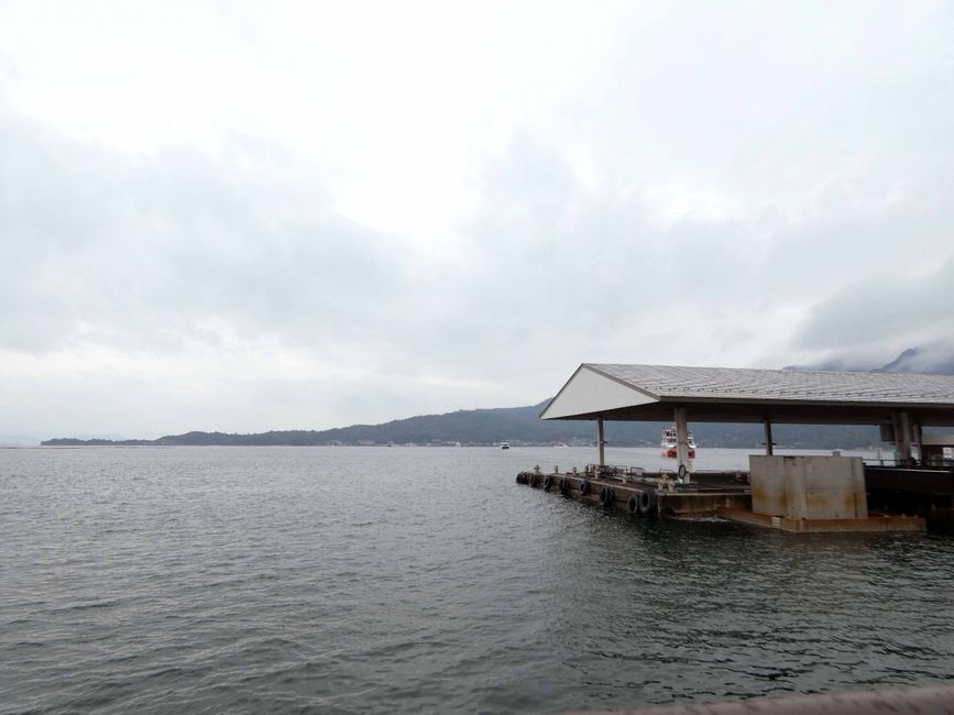 Torii del Santuario di Itsukushima da lontano