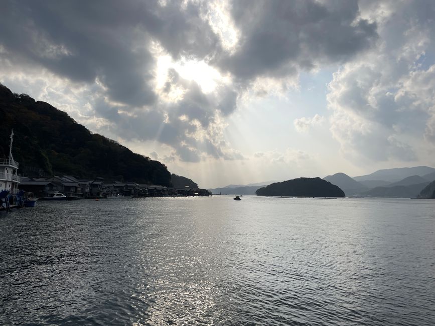 25.Capítulo: Un hermoso pueblo pesquero deshabitado y sentados en una maceta en Amanohashidate