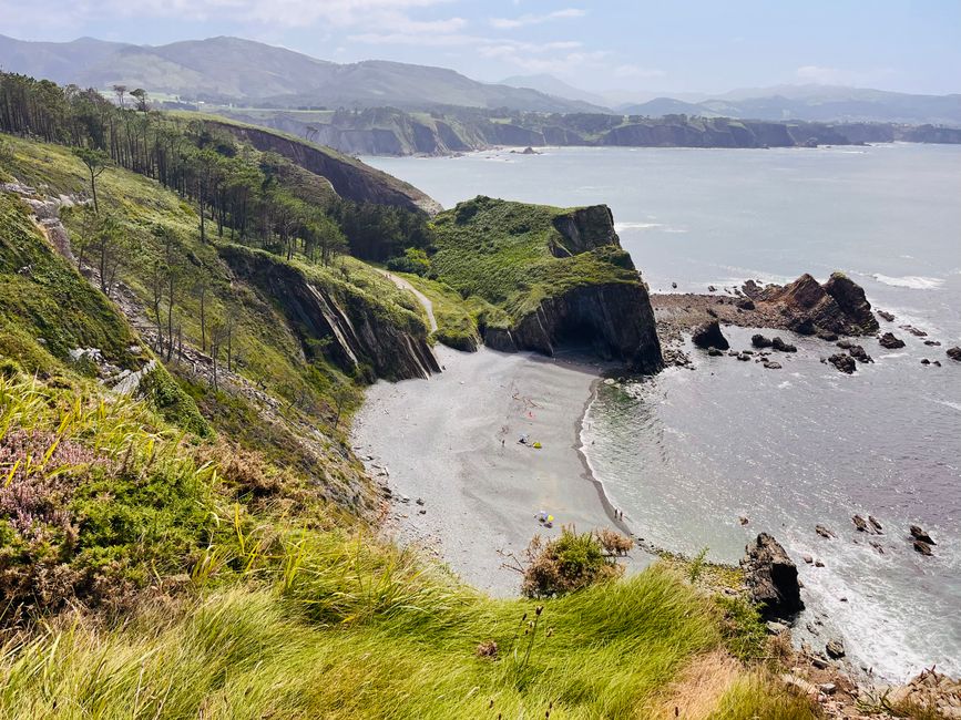 Secret Beach cerca del faro - ¡de fondo la Costa Verde de Asturias!