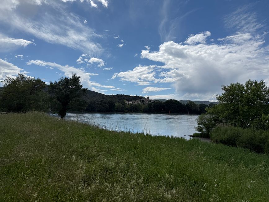 à gauche le Rhône