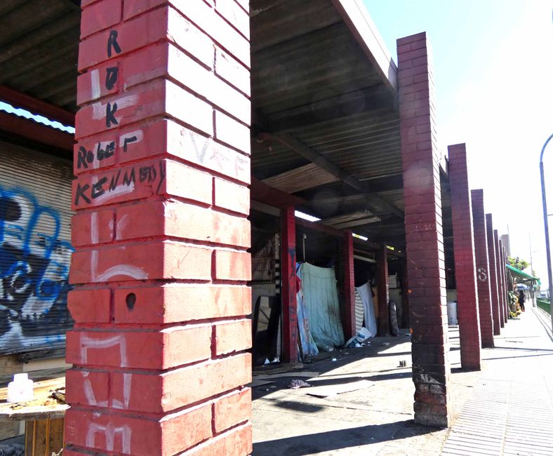 Obdachlose, die sich am Rand des Friedhofs ein Platz geschnappt haben
