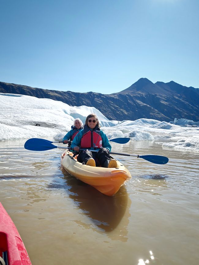 Faire du kayak sur le lac glaciaire