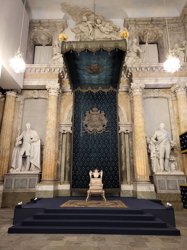 Trono d'argento nel palazzo