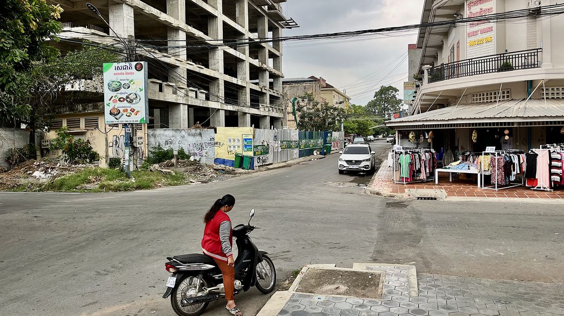 Kampot, halbfertiger Betonklotz in der Altstadt