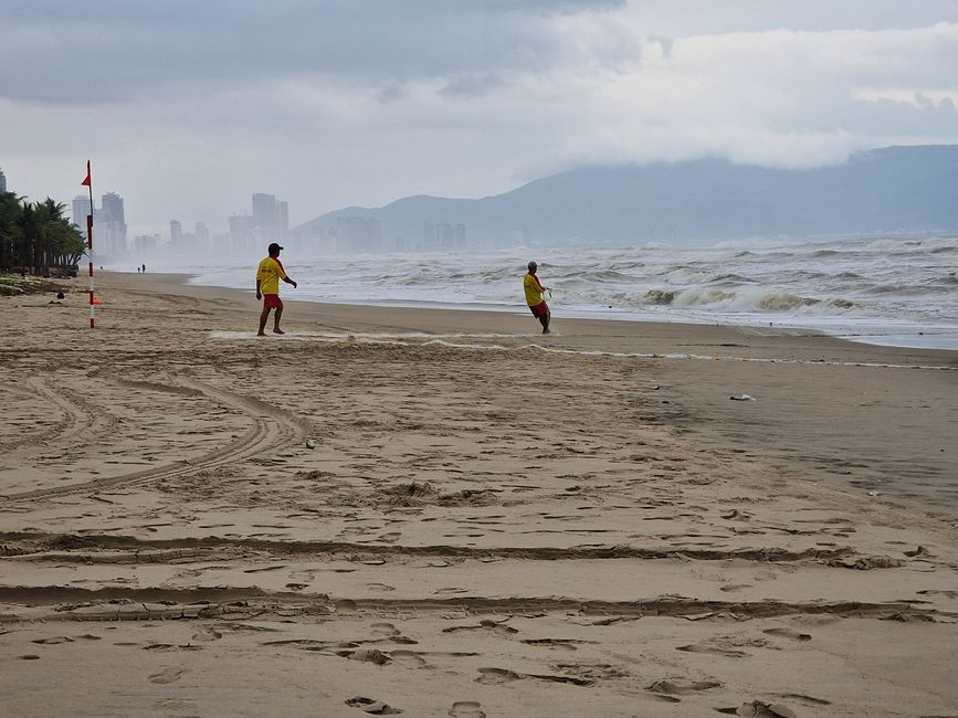 Vorüber die Flut.
Wer sah es wohl, du selig Land, 
wie dich die Welle überwand.