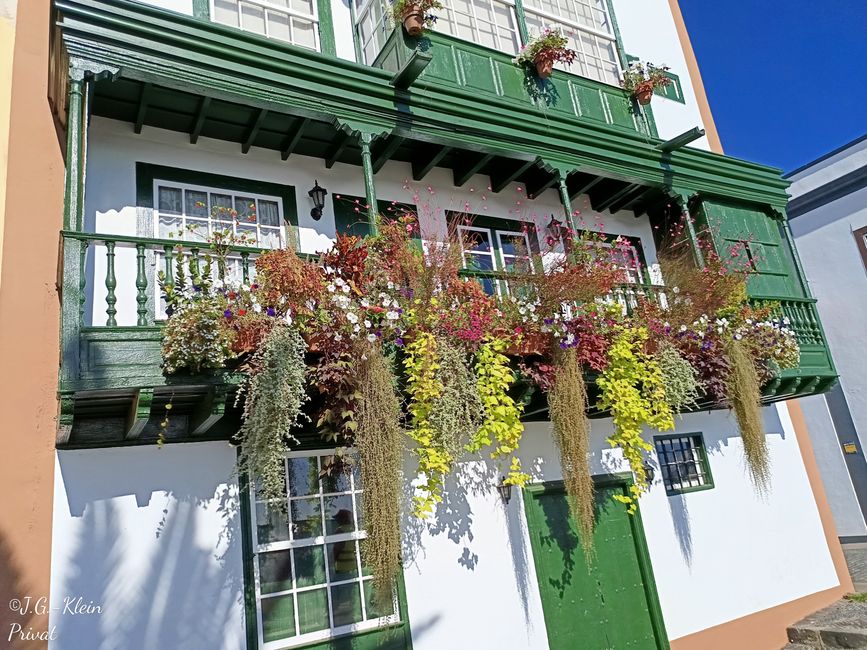 typischen kanarischen Holzbalkone in der Avenida Marítima in Santa Cruz de La Palma
