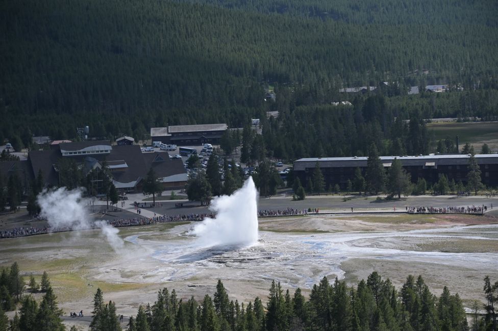 Bassin supérieur des geysers - Geyser Old Faithful à distance