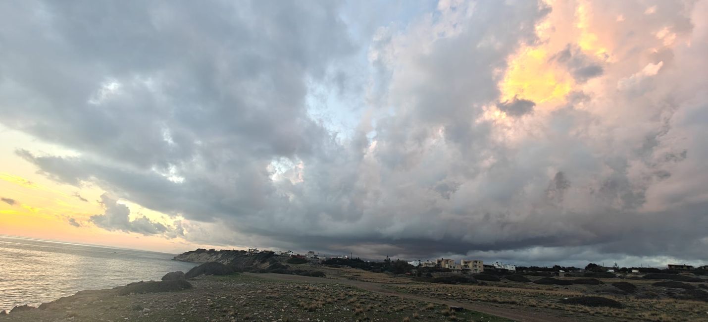 Al este de Ierapetra en un acantilado