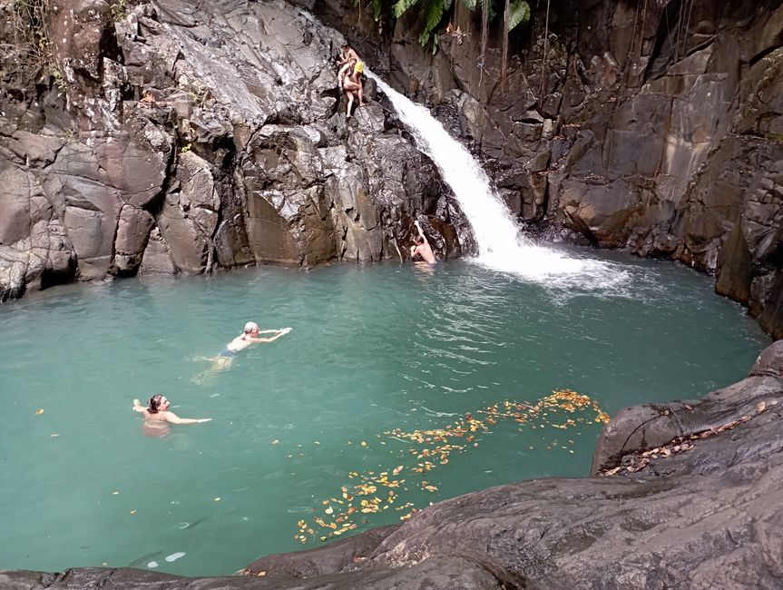 Erfrischung im Dschungel und an einem der schönsten Strände von Guadeloupe