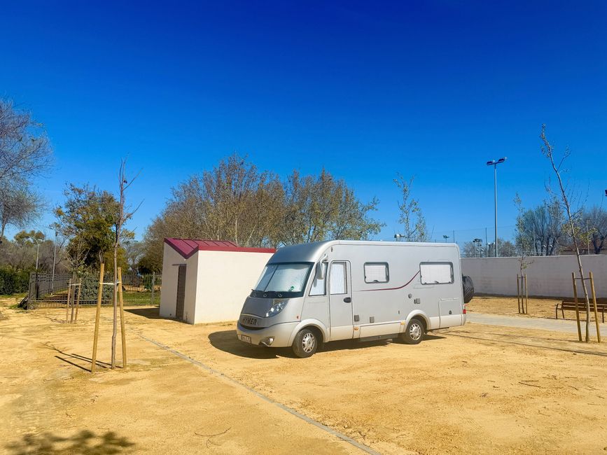 Ein Blick auf unseren Stellplatz am Rande von Carmona.