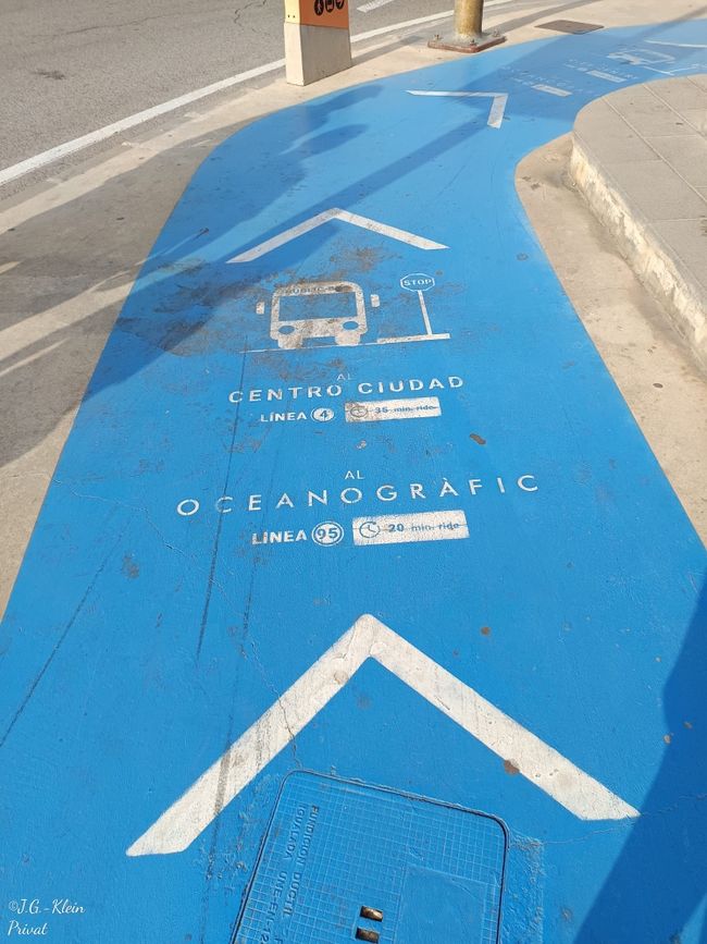 Markierung auf der Straße zur Bushaltestelle