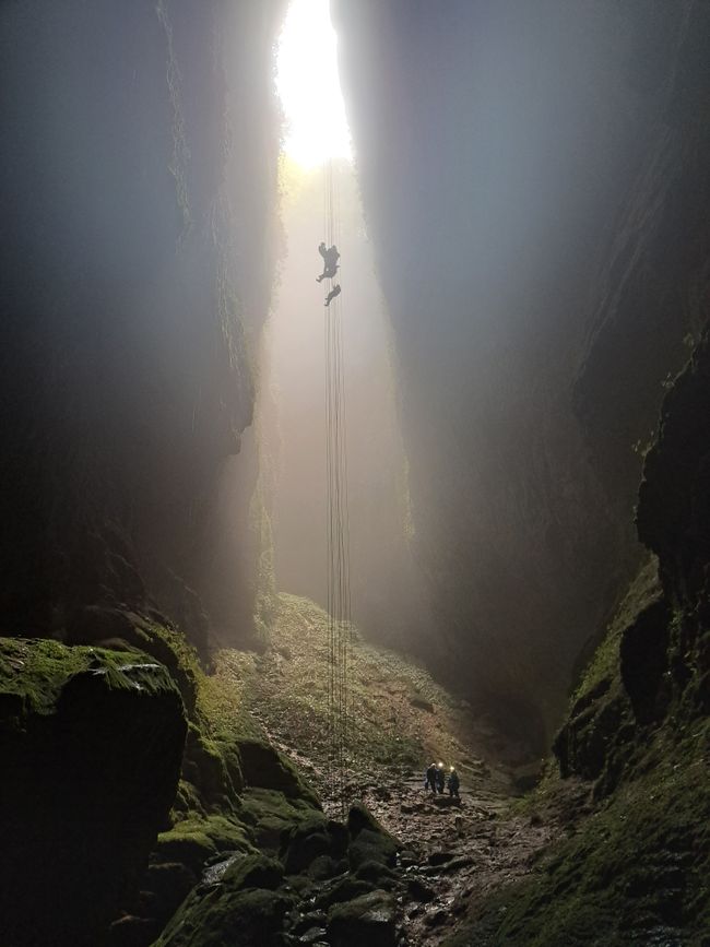 100 Meter abseilen in die Höhle