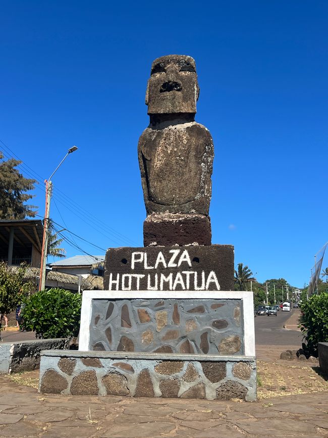 … und hier nun der erste Moai, wie die Steinfiguren heißen 