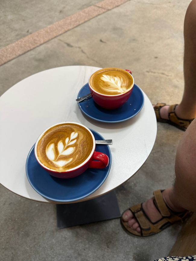 Abendkaffee auf dem Bürgersteig