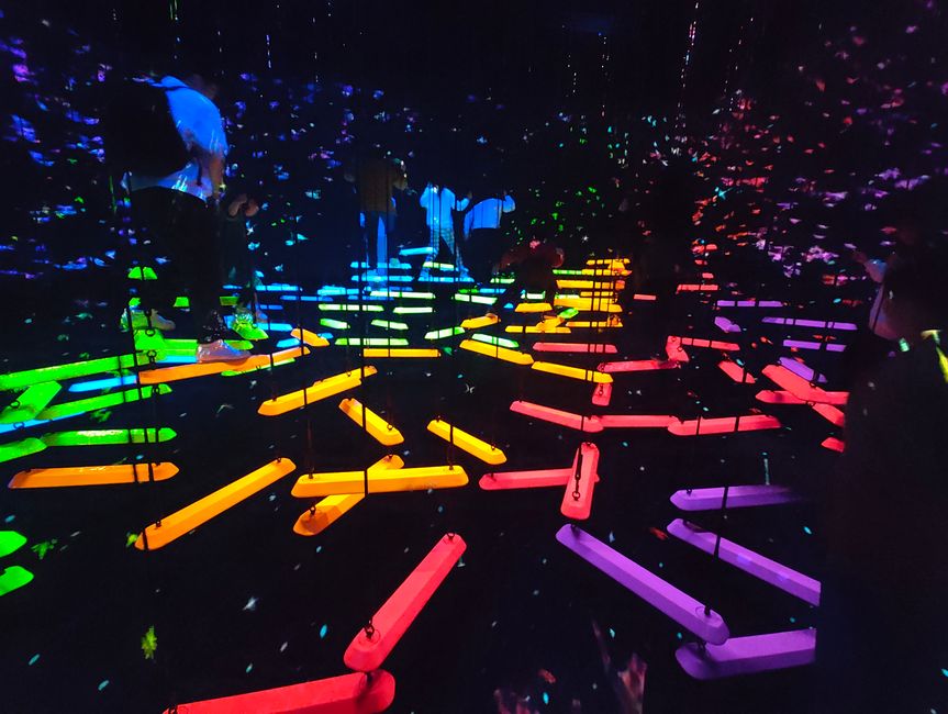 Über bunte Balken auf die andere Seite