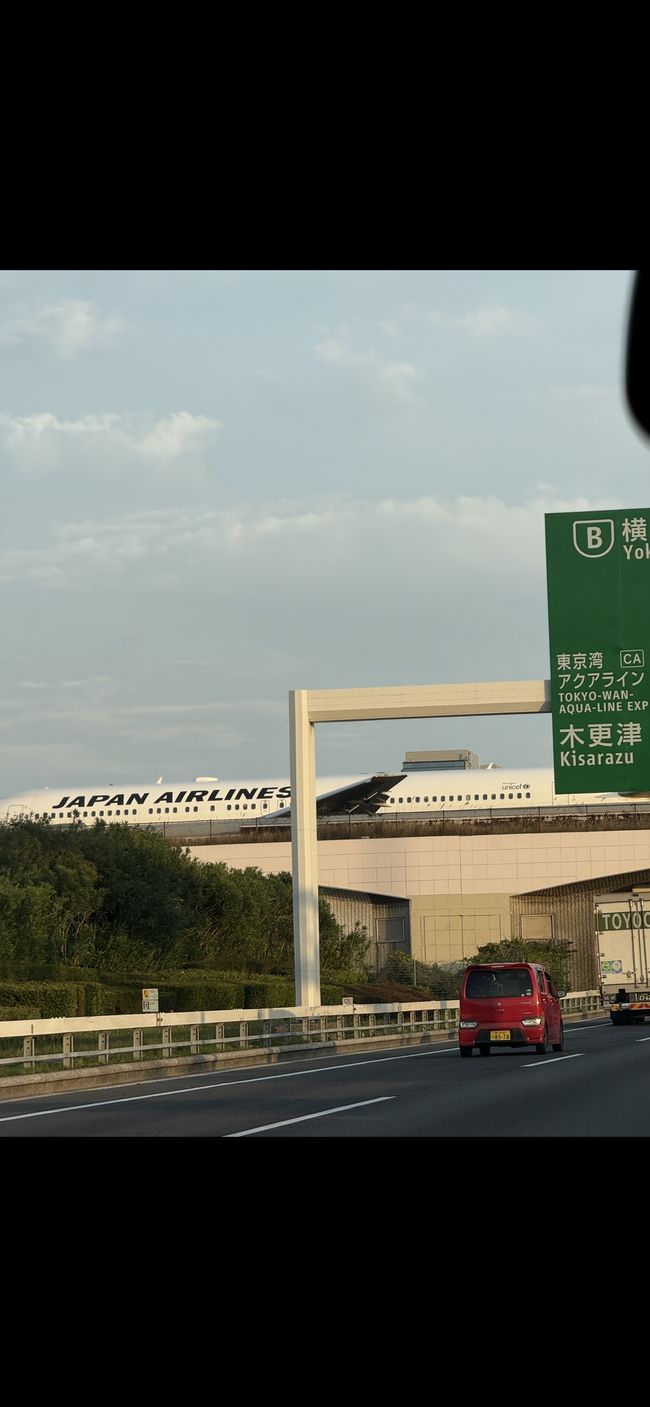 Avion transporté sur la route.