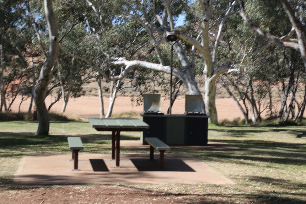 Typisch australischer Picknickplatz mit Gasgrill