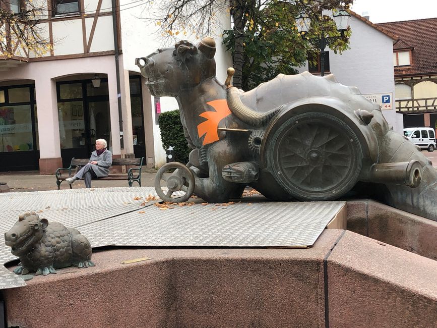 In Leimen dann dieser Brunnen mit Drachenfigur - 