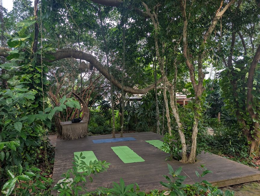 Eine ausgestreckte Hand am Fensterbrett