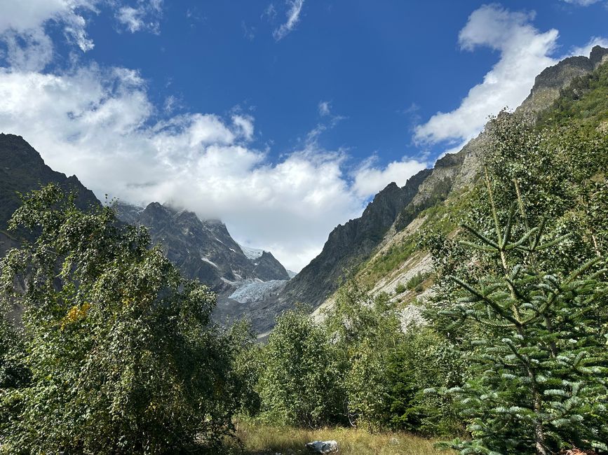 前往查拉迪冰川的徒步旅行