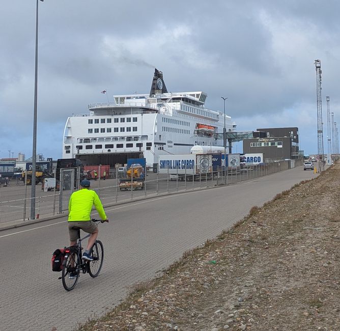 Fähre I'm Containerhafen von Hirthals 
