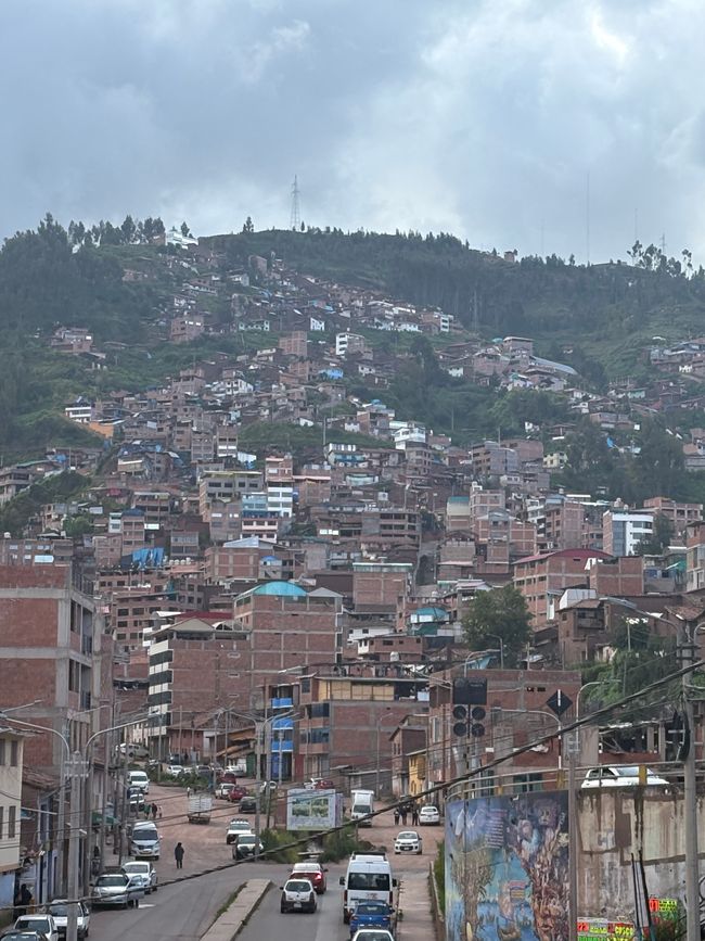 Fuori dal centro storico una tipica città peruviana che si arrampica sui tanti colli.
