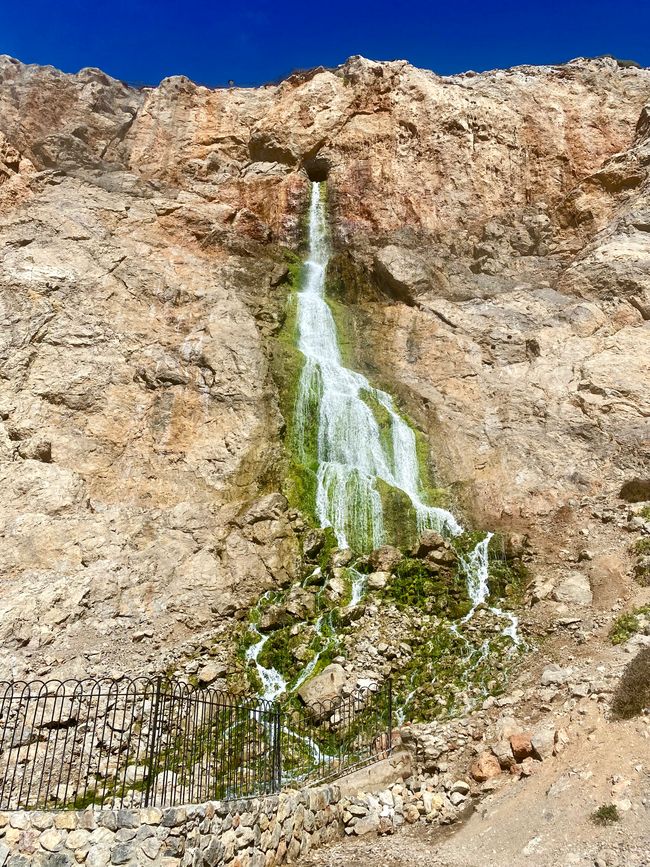 Es gibt sogar einen Wasserfall auf Gibraltar - es ist das Abwasser der Meerwasserentsalzungsanlage