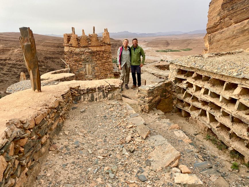 In den "Regalen" rechts wurde Honig in großen Mengen gelagert