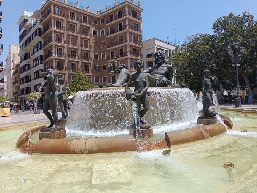 Túria-Brunnen auf der Plaça de la Mare de Déu Flussbett des Turia  Flussbett des Turia