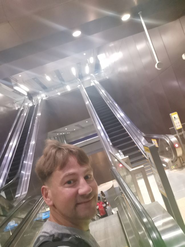 .. ab in die U-Bahn in Singapur ... noch etwas mit schlafenden Blick ...