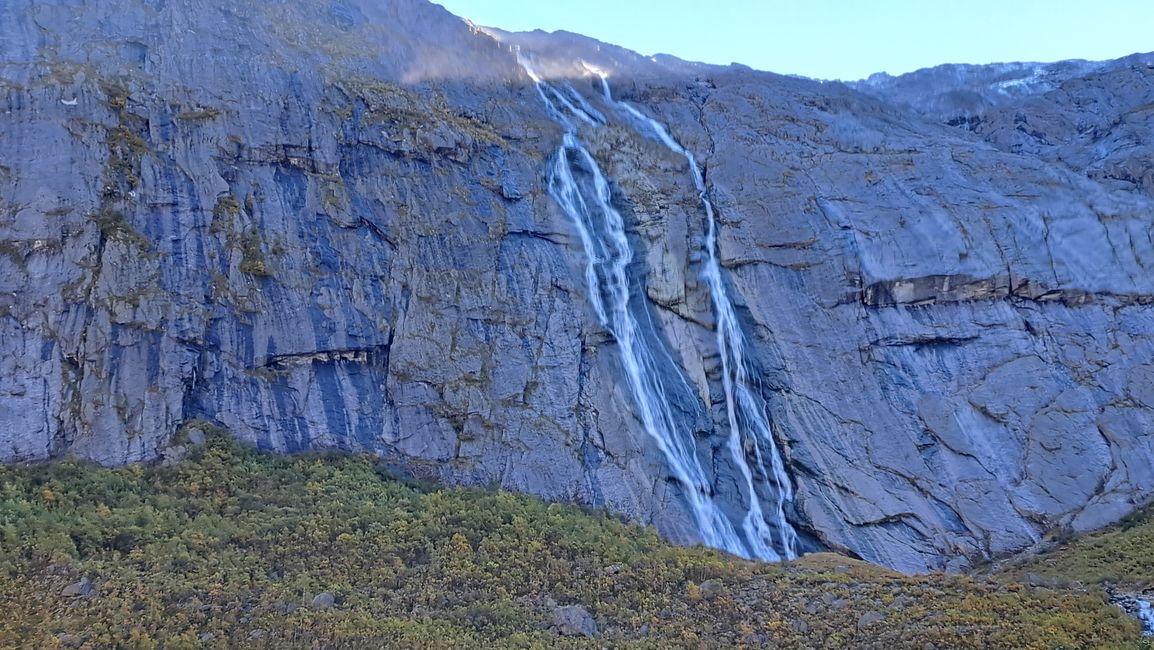 Wasserfall vom Tjøtabreen