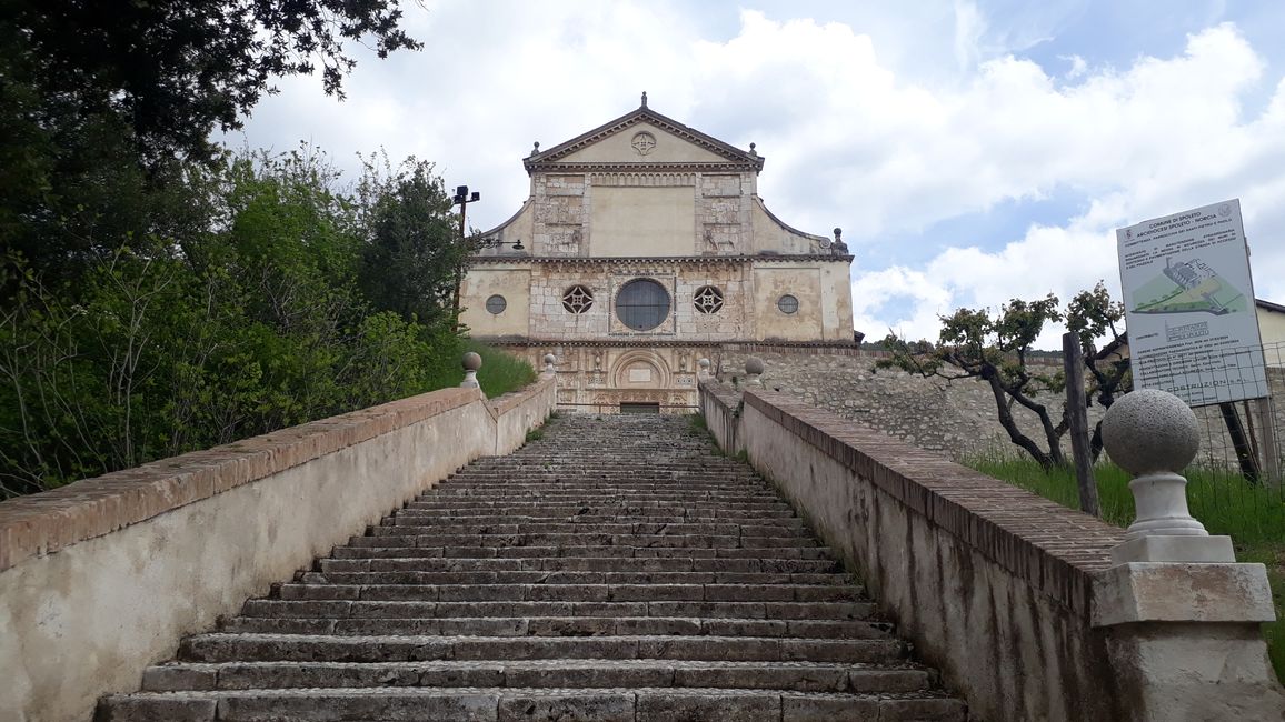 Les escaliers de l'église San Pietro me ramènent à la vallée.