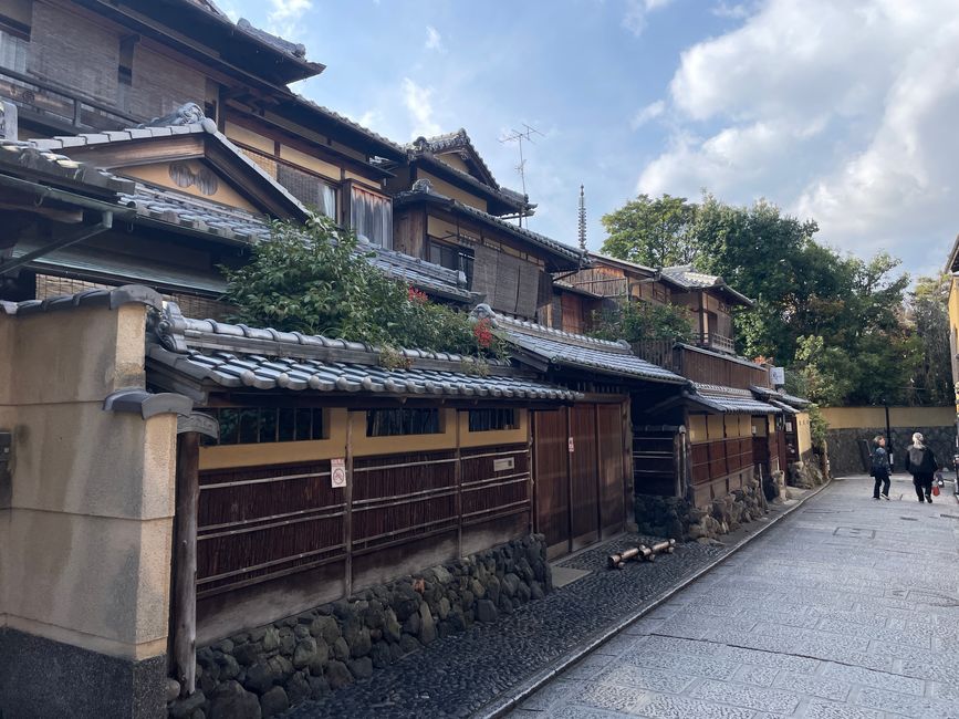 32. Kapitel: Bei den Geishas in Gion, ein sehr frohes Wiedersehen und einmal im Leben Thunfisch-Sushi satt