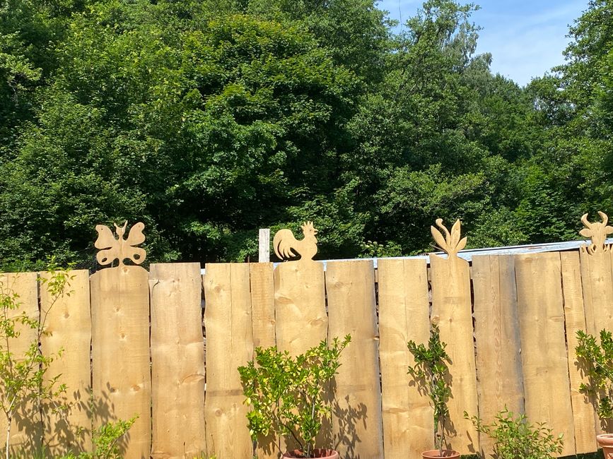 Holzfiguren als Absperrung